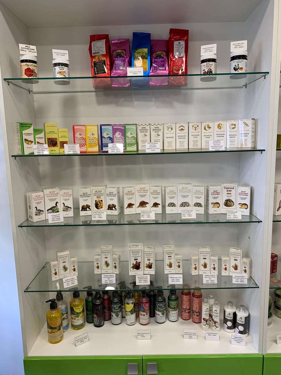 Ассоритимент продукции БАД на витрине компании